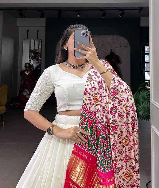 LATEST DESIGNER NAVRATRI WEDDING PARTY WEAR LEHENGA CHOLI LNB 1420 1501 1623 1740