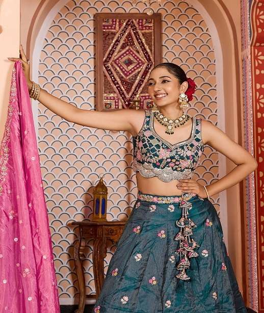 INDIAN DESIGNER BOLLYWOOD WEDDING PARTY WEAR HEAVY PREMIUM SILK LEHENGA CHOLI NT 6160 COLOR