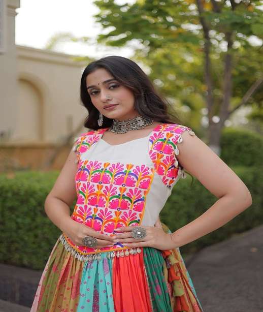 DESIGNER NAVRATRI WEAR COTON FABRIC KUTCHI WORK NAVRATRI LEHENGA LW 7186