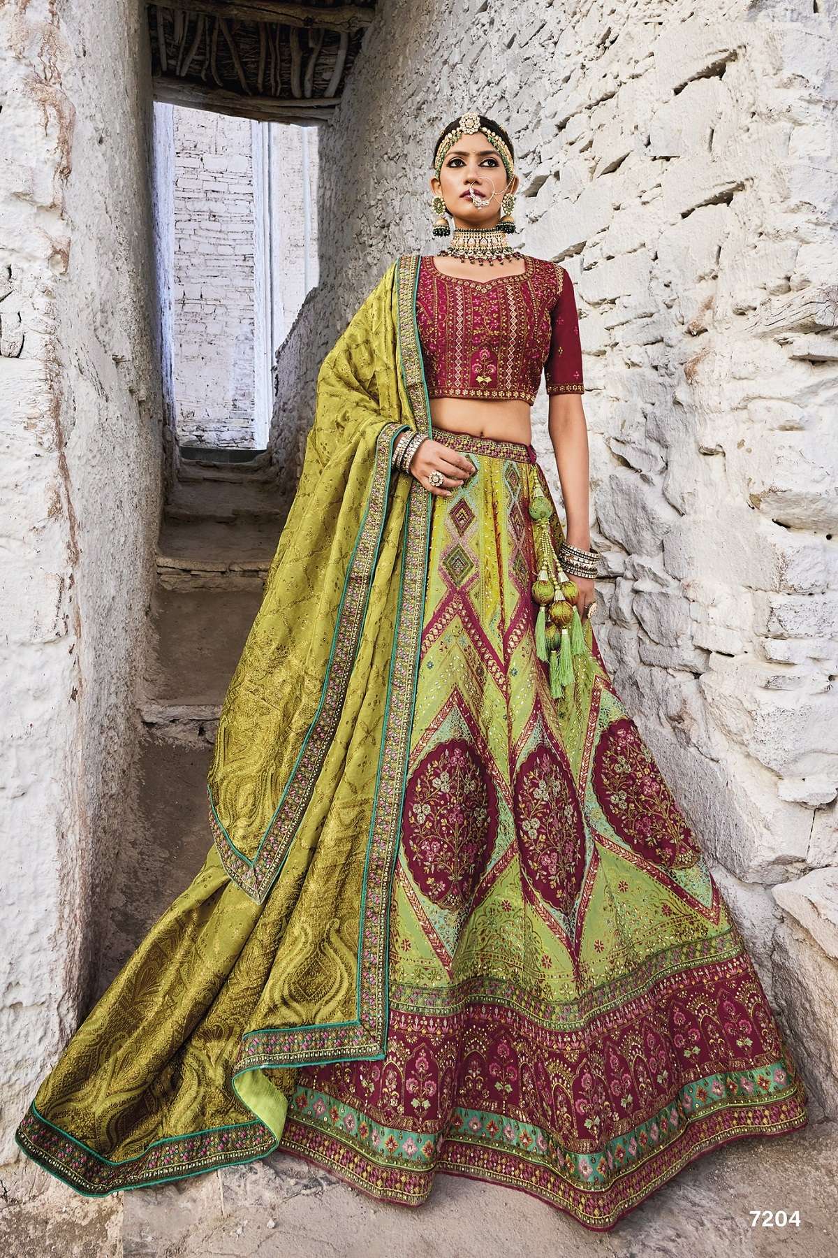 DESIGNER BRIDAL WEDDING PARTY WEAR GREEN BANARASI SILK JACQUARD LEHENGA CHOLI WITH AARI HAND WORK SM MN 7204