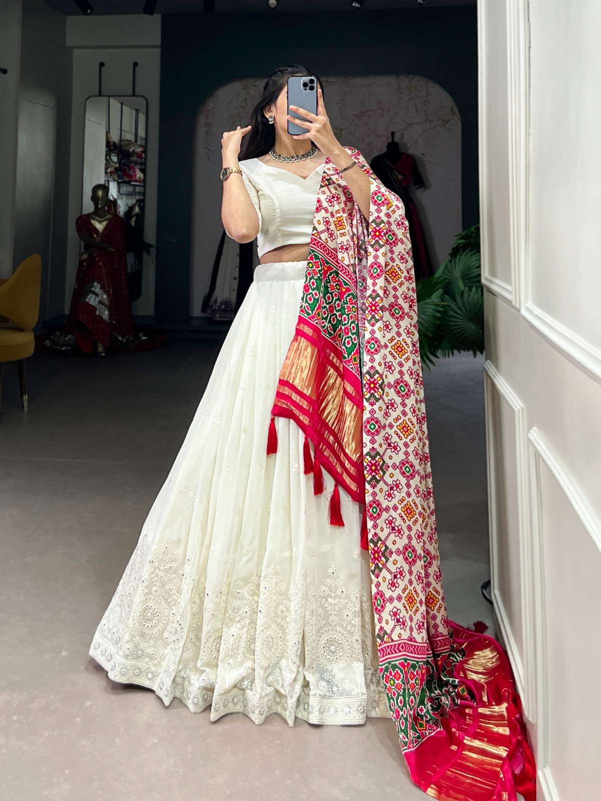 LATEST DESIGNER NAVRATRI WEDDING PARTY WEAR WHITE LEHENGA CHOLI LNB 1501 A